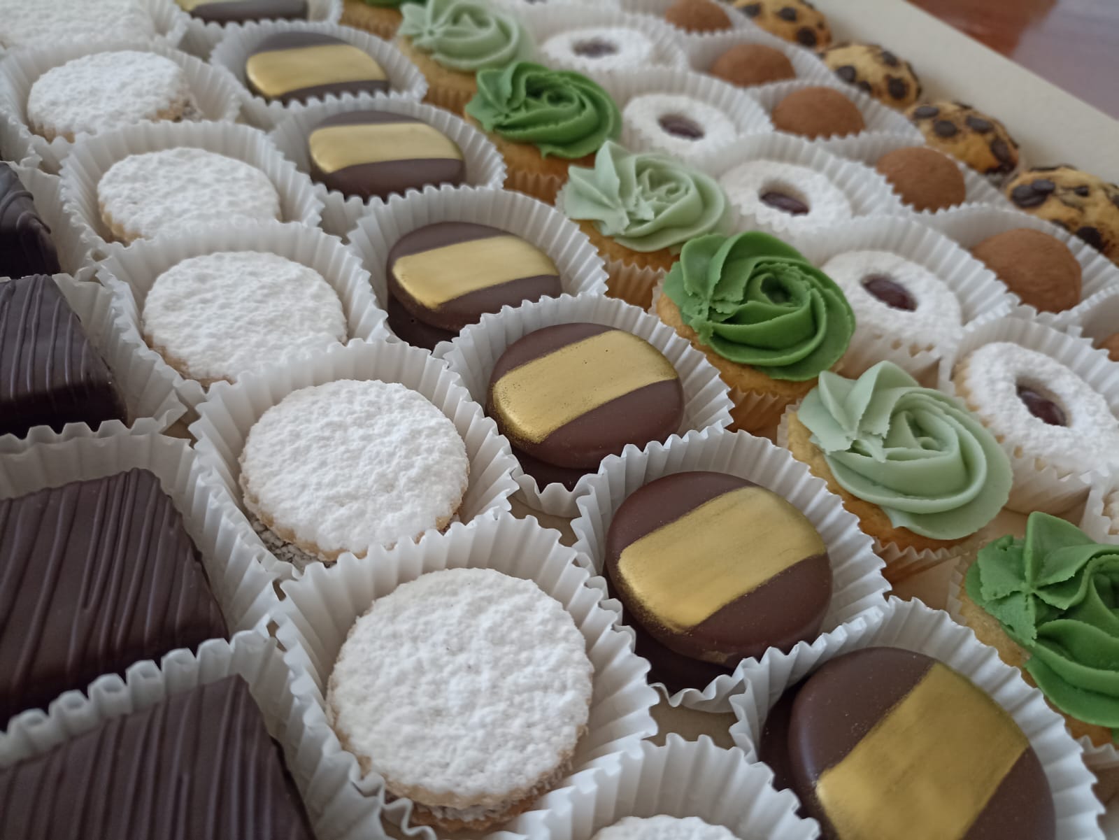 Surtido de 100 mini pastelitos, postrecitos para eventos como bodas, fiestas, cumpleaños, celebraciones, bautizos o reuniones especiales en Viña del Mar