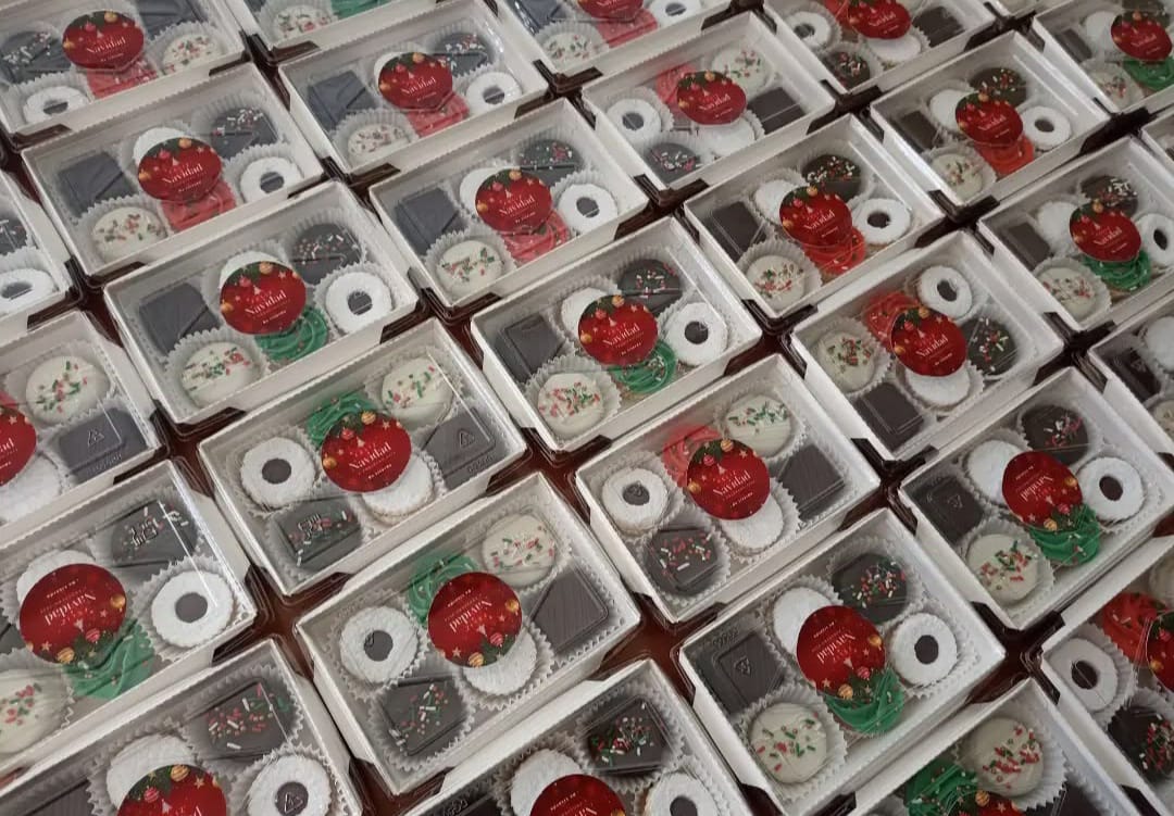 Surtido de 100 mini pastelitos, postrecitos para eventos como bodas, fiestas, cumpleaños, celebraciones, bautizos o reuniones especiales en Viña del Mar